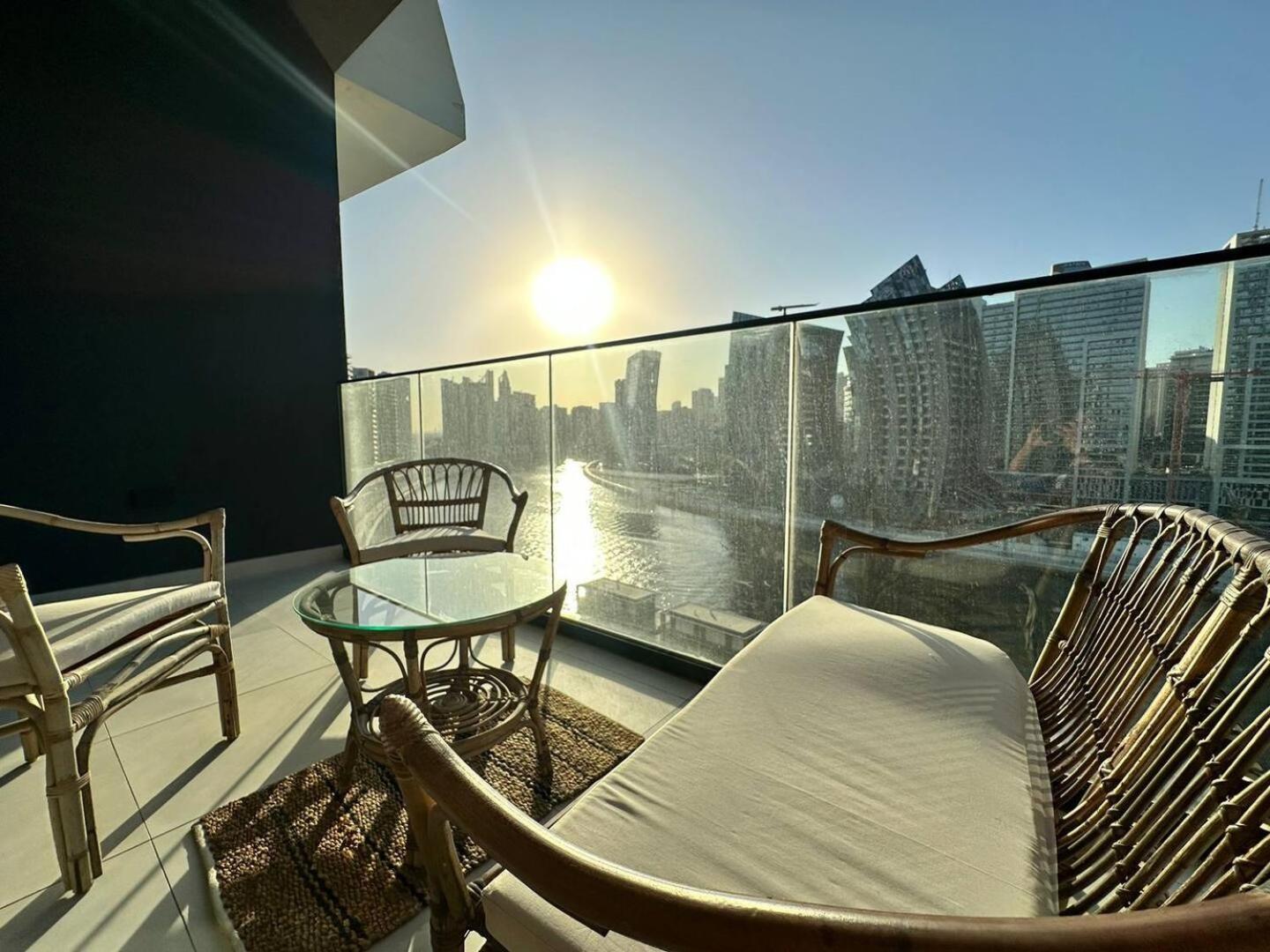 Apartment Elegant With Burj Khalifa & Canal Views Dubai